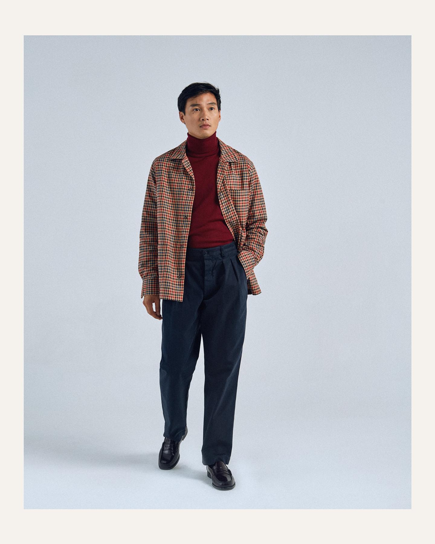 La saison du layering...
Layering ou l'art d'empiler les couches de vêtements pour rendre sa tenue plus chaude, mais surtout plus stylée. La surchemise est l'alliée parfaite pour cette opération. Elle se porte comme une veste légère, seule ou bien même sous un manteau. Une collaboration Swann x Athi Editions