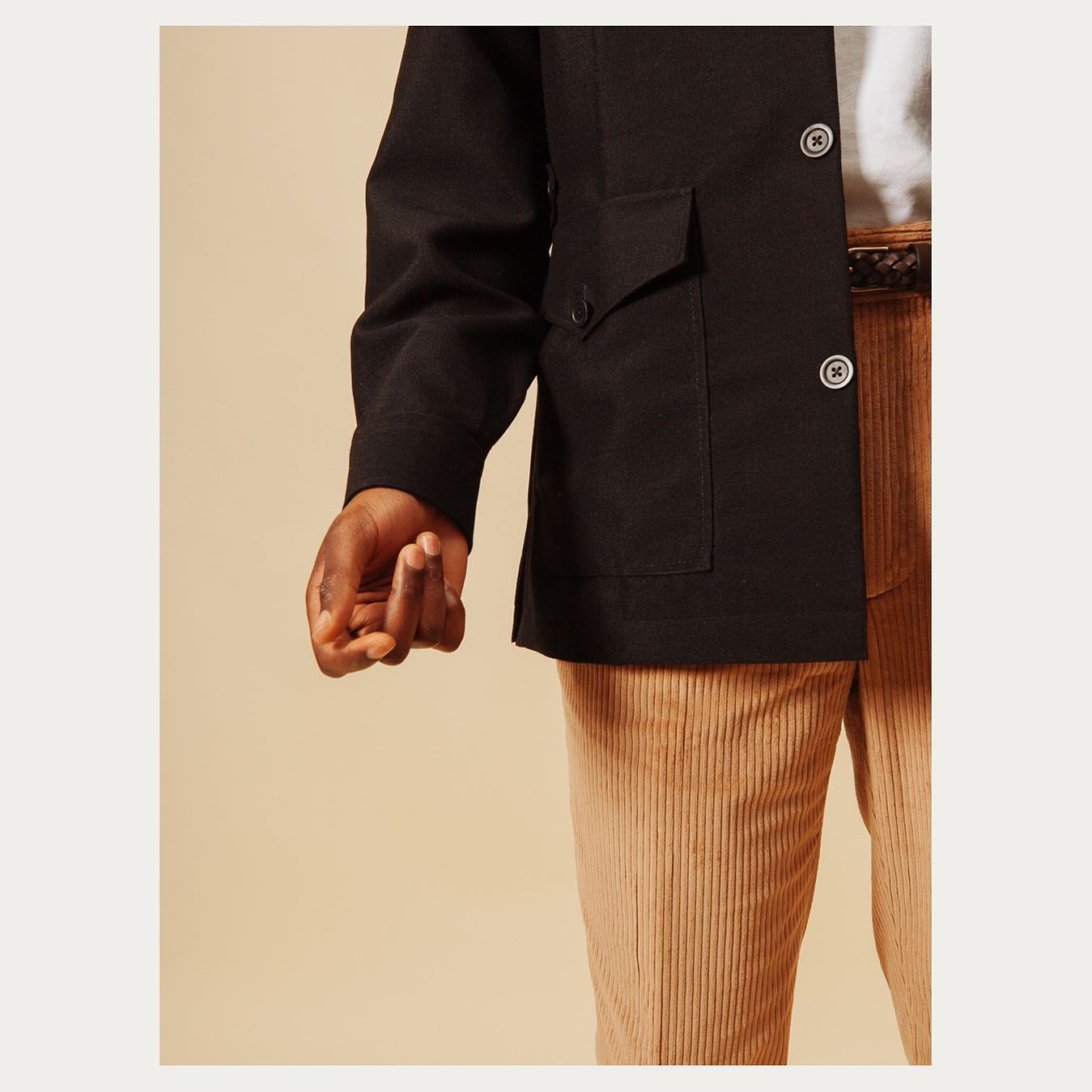 Gold beige 🤌✨
.
.
Veste safari @lafayettesaltieldrapiers par @100hands
.
.
.
.
#corduroy #velours #corduroytrousers #beigetrousers #doublepleats #doublepleatedtrousers #classicmenswear