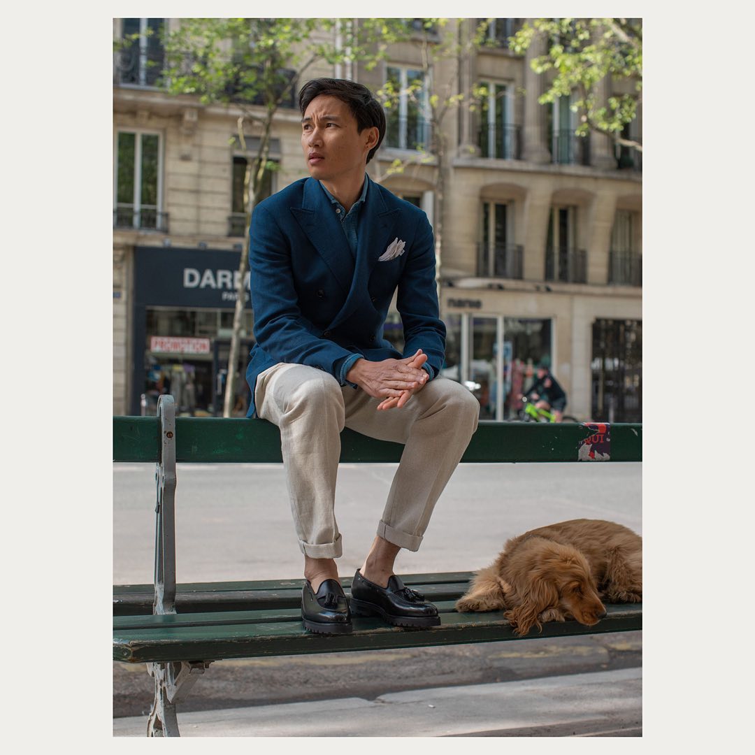 Ça commence à sentir le printemps !
L'occasion idéale de choisir des vêtements aux matières plus légères. Blazer en laine et lin @swann_paris / Pantalon en coton et lin assez lourd pour avoir une bonne tenue @athi_editions / Mocassins @septiemelargeur
📸 @alexandretritzparis
.
.
.
#classicmenswear #pleatedtrousers #menstrousers #menswear #ocbd #denimshirt #blazer #sportcoat #springoutfit #mensoutfit #loafers #tasselloafers #doublebreasted #linentrousers