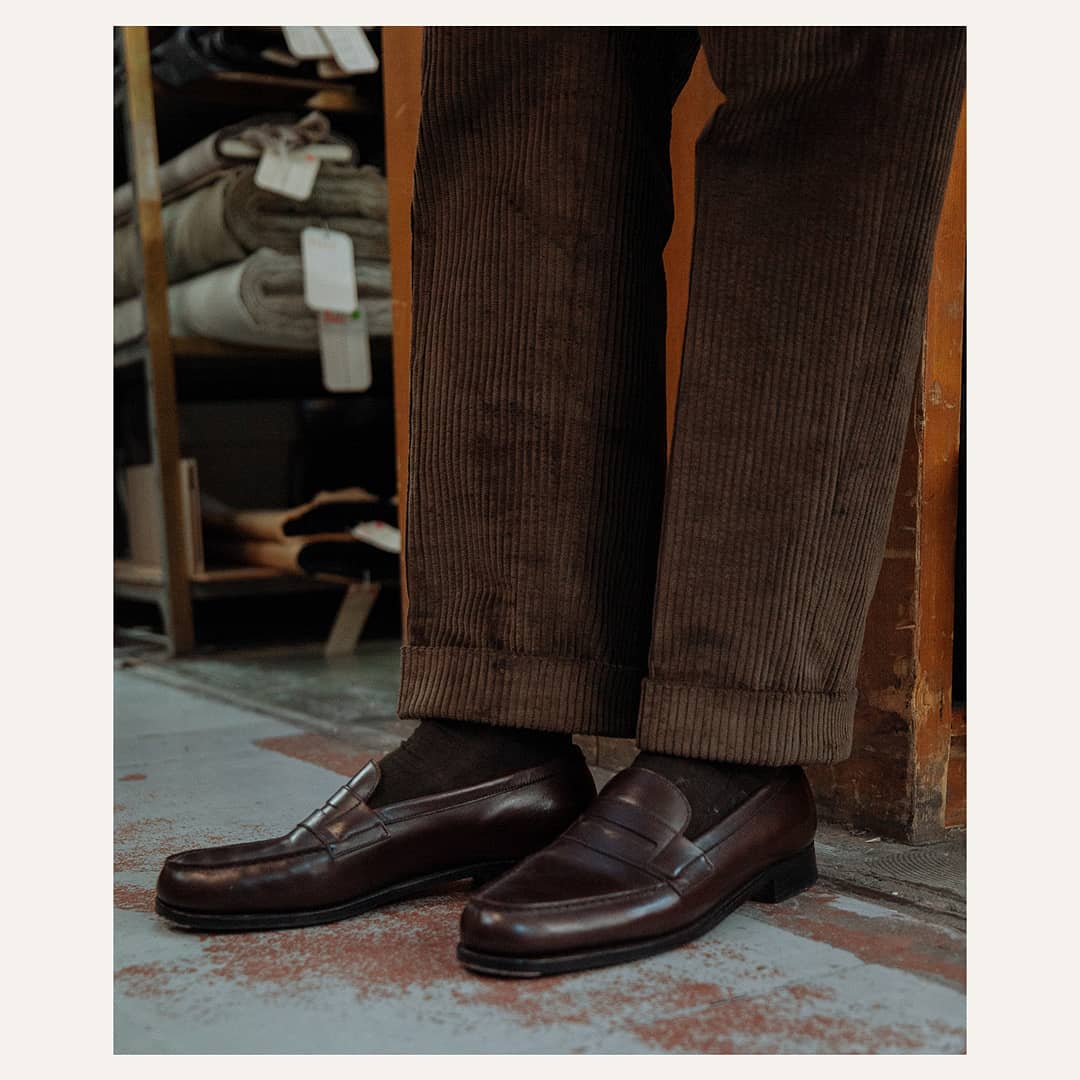 🤎 Revers de 4,5 cm (les 0,5cm sont importants oui). Recommandation : une longueur qui effleure le coup de pied. Le pantalon casse légèrement sur la chaussure lorsque vous vous tenez droit et surtout avec des souliers "classiques". Avec des mocassins ou bien lorsque vous êtes en mouvement, la cheville est dégagée. Le bas de pantalon fait 20cm sur une taille S pour les curieux 🤓
📸 par @antoinecoucoureux pour @monumentagencyparis @charliecaumon