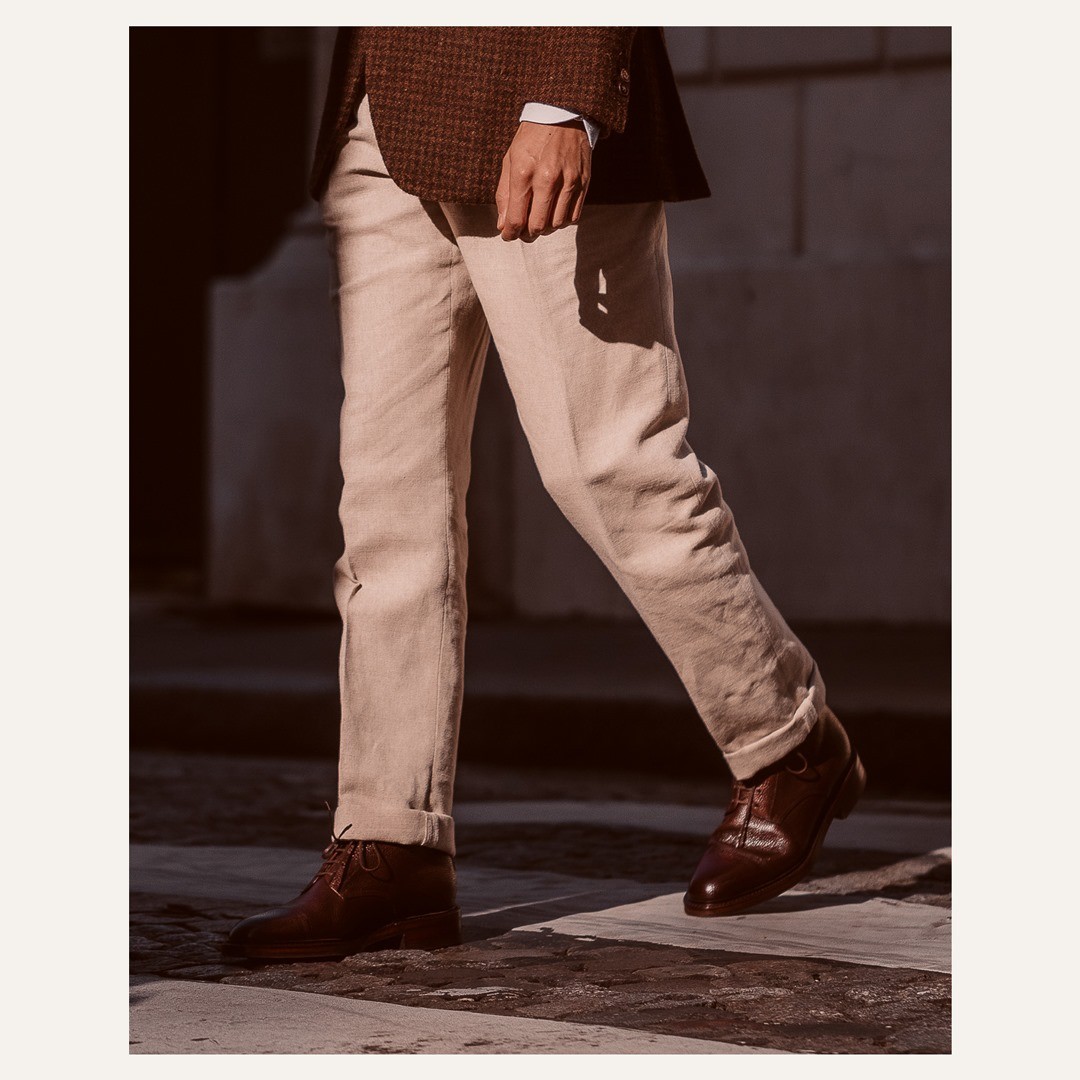 Pantalon écru en toile de coton et lin. Assez épais pour être porté à la mi-saison. Un tissu, qui comme le mot écru l'indique est de couleur "naturelle" avec des petites nuances dans les fils utilisés et un mélange de matières qui rend ce tissu assez particulier.
Pour ce modèle, nous opterons pour un bas avec ourlet, que nous vous laissons le soin de retoucher à votre taille ou bien de laisser tel quel, pour le roulotter une ou deux fois, en fonction du type de look que vous souhaitez adopter.
Envie d'en savoir plus ? Ne ratez pas la prochaine newsletter (inscription via le lien en bio) pour en savoir plus sur la suite de nos éditions.
#pleatedtrousers #classicmenswear #athieditions #offwhitetrousers #styleforum