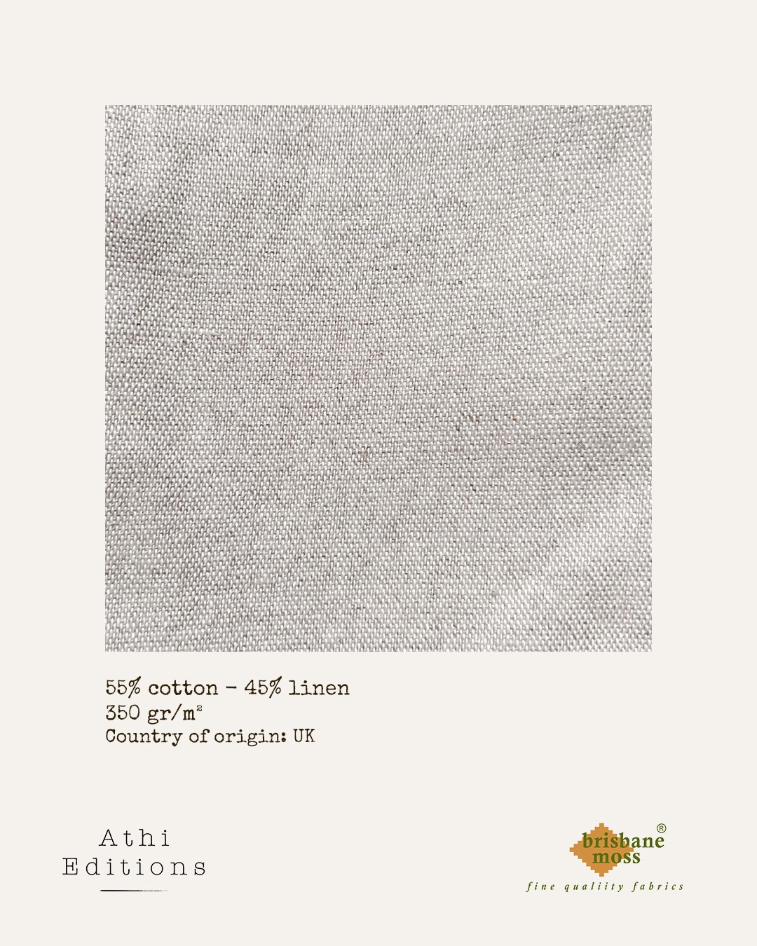 Toile écru naturel Brisbane Moss 🇬🇧
55% coton, 45% lin, c’est un tissu clin d’œil aux origines du lin, qui fut un temps, utilisé en toute saison et même comme vêtement de travail. Autrement dit, il n’a rien à voir avec les pantalons en lin blanc que l’on retrouve dans les marchés au bord de la plage.