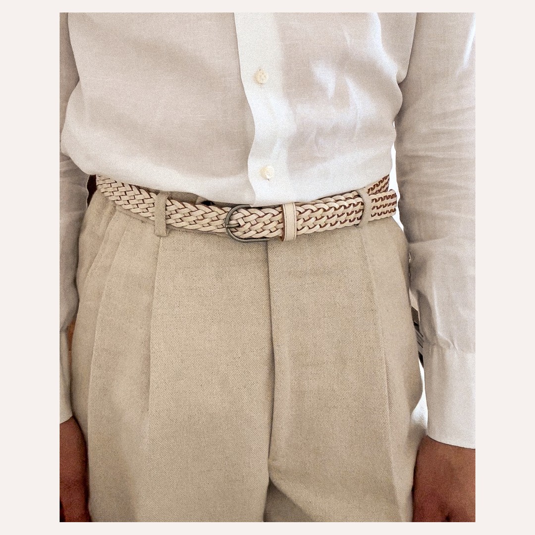 DETAILS | La ceinture élastique sur le côté pour la touche de confort se veut discrète lorsque l'on porte une ceinture. Les passants de ceinture sont abaissés, évitant ainsi que la ceinture ne chevauche le pantalon lorsque vous vous baissez. Des passants fins prévus pour loger une ceinture fine, pour un parti pris stylistique plus raffiné que les standards actuels. Les doubles plis italiens (vers l’arrière) procurent de l’aisance et une liberté totale de mouvement. La braguette est longue, c'est à se demander pourquoi celles que l'on retrouve communément aujourd'hui sont si courtes.
Bref, c'est tout plein de petits détails de coupe pensés à chaque fois que l'on remarque quelque chose qui ne va pas. Alors bien sûr, ce n'est pas "LE pantalon", le pantalon "parfait" ou "l'ultime pantalon". Juste un pantalon que certains trouveront beau, et d'autres non et tant mieux.
Pour en savoir plus, foncez vers la fiche produit qui possède une description complète de ce pantalon !
https://athi-editions.com/boutique/pantalon-a-plis-et-ceinture-elastique-coton-et-lin-ecru/
#linentrousers #tailoredtrousers #menstrousers #classicmenswear #athieditions #styleforum #pleatedtrousers