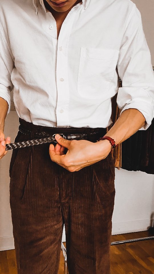 Détail de style : des passants fins et abaissés. Ils sont un clin d'oeil à la ceinture Hollywood, une coupe assez rétro dont le pantalon n'avait pas de bande horizontale pour démarquer la ceinture du reste de la jambe.
Pratique : cela permet ici que la ceinture soit bien maintenue sur le pantalon, notamment lorsque vous êtes assis, la ceinture ne "sort" pas de son emplacement à l'arrière.
Esthétique : pour être porté avec une ceinture fine, 3,5 cm au maximum 👌
@athi_editions
#athieditions #trousers #madetoordertrousers #menstrousers #menstailoring #corduroytrousers