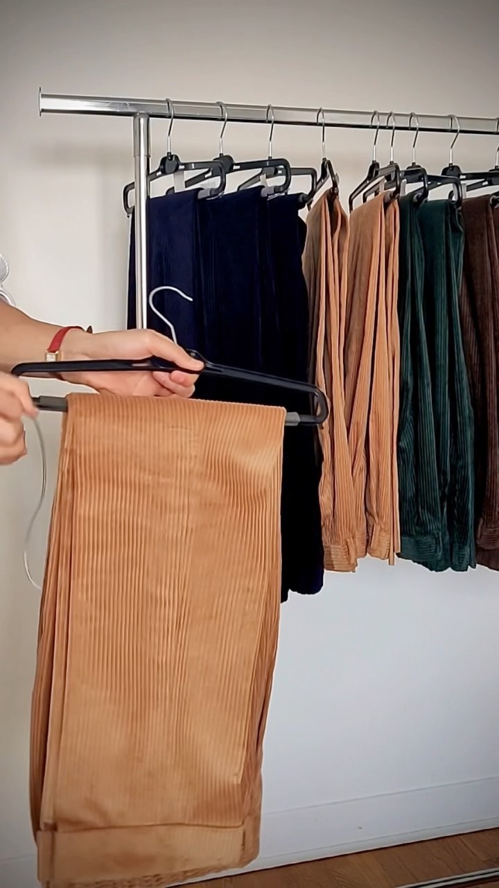 Cela paraît simple mais je suis toujours surpris quand je vois comment certains galèrent pour remettre un pantalon sur cintre !
Pro tip: Ouvrez intégralement la braguette puis insérez la vers l’intérieur en alignant les deux plis principaux sur le devant. Puis saisissez le pantalon par le bas ce qui permettra de bien garder le pantalon plié quand vous le manipulez👌
#athieditions #corduroytrousers #mensweardaily #mensweartips #classicmenswear #ocbdshirt